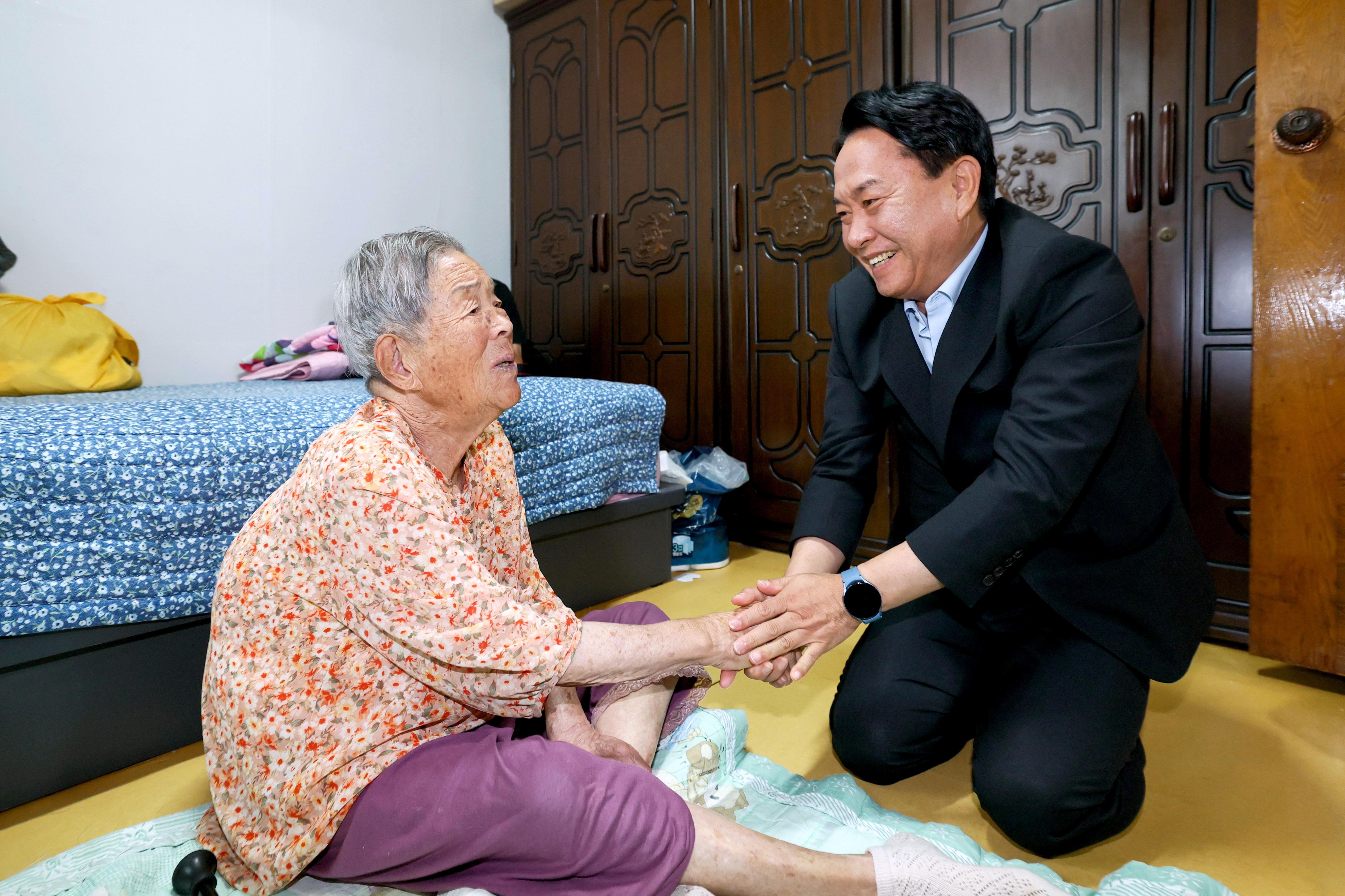 서대문구, 폭염 대비 장수 어르신 안부 확인 이성헌 구청장, 연일 무더위 속에 장수 어르신 방문·지원