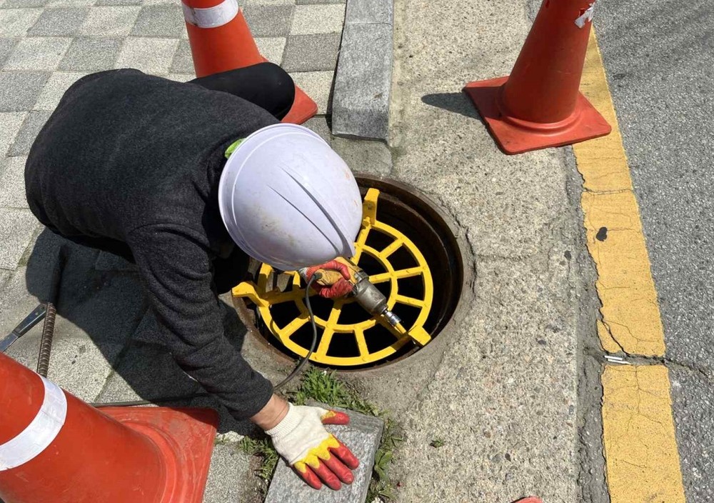 안성시, 시민 안전환경을 위한 선제 대응 “맨홀 추락방지시설 설치”