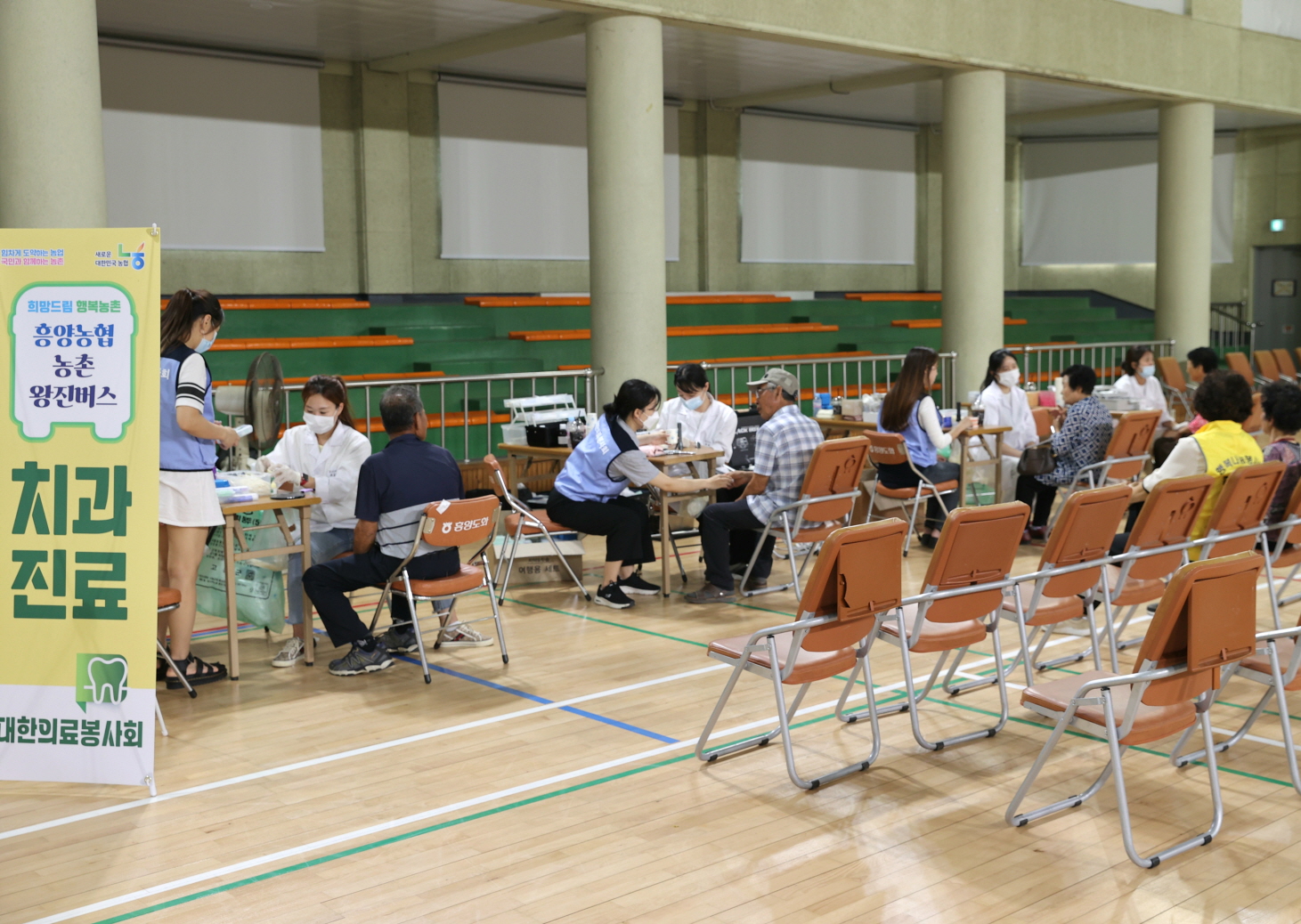 ‘병원이 찾아갑니다’ 고흥군, 농촌왕진버스 의료서비스 성황