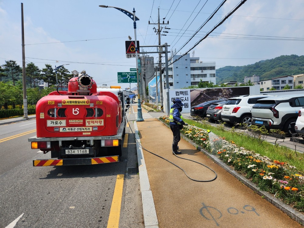 하동군, 폭염 속 녹음 지킨다..가로수·공원 집중 관리