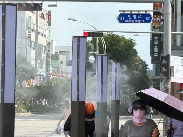 ‘시원한 안개로 군민의 여름을 지킵니다!’ 부안군, 여름철 폭염 대응 ‘미스트폴’ 설치 본격 운영
