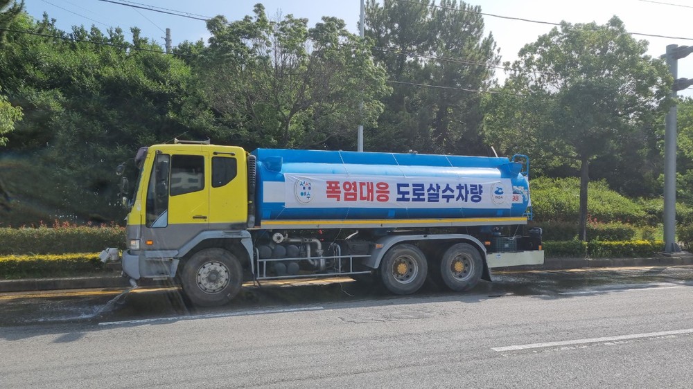 여수시, 폭염 대응 위해 도로 살수차 집중 운영
