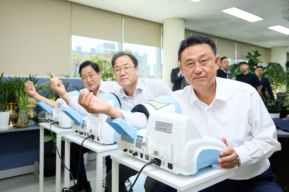 여주시, SK하이닉스와 손잡고 지역 경로당에 자동혈압계 기증