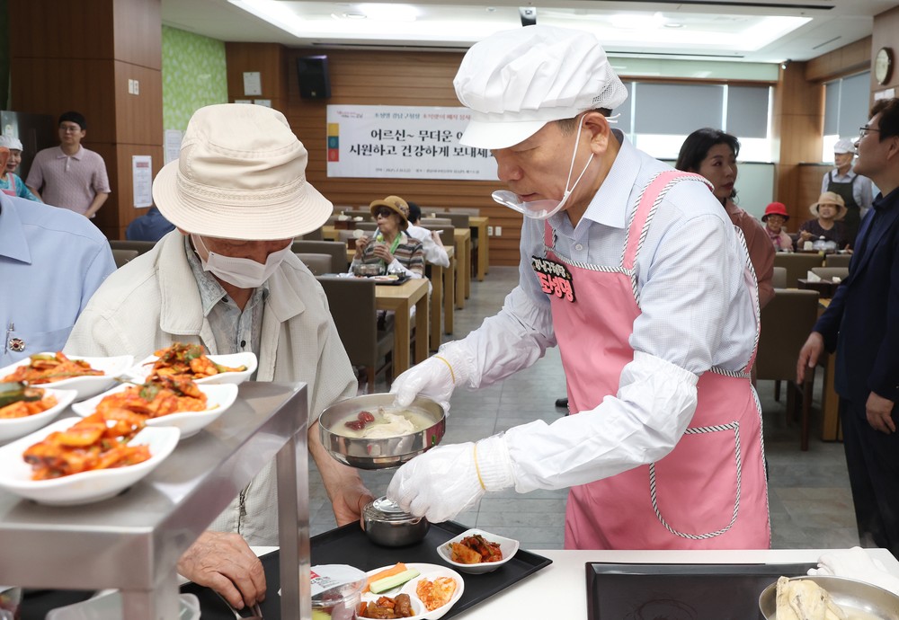 강남구, 초복 맞아 어르신 삼계탕 배식 봉사 진행