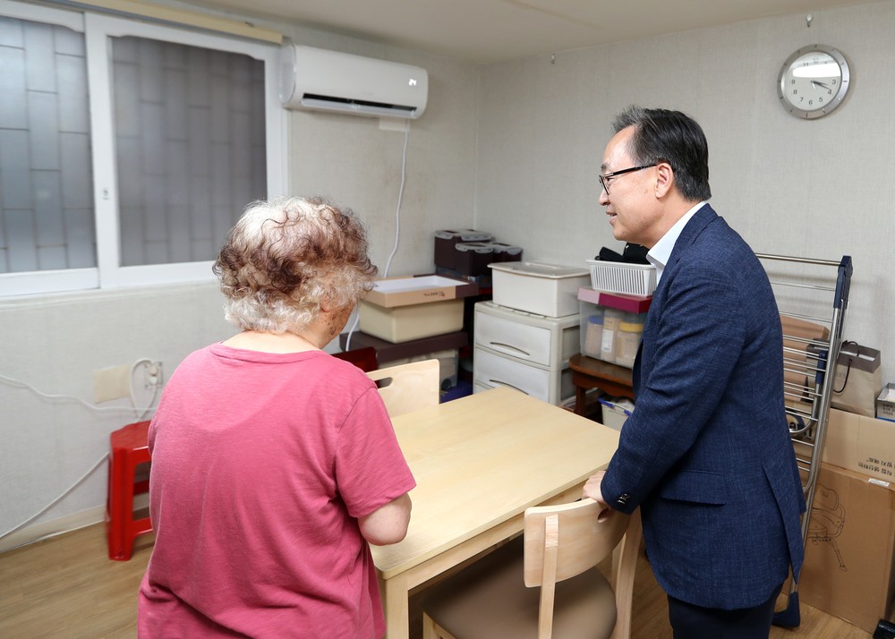 에어컨, 목욕시설 이용권…금천구, 폭염 취약계층 챙긴다