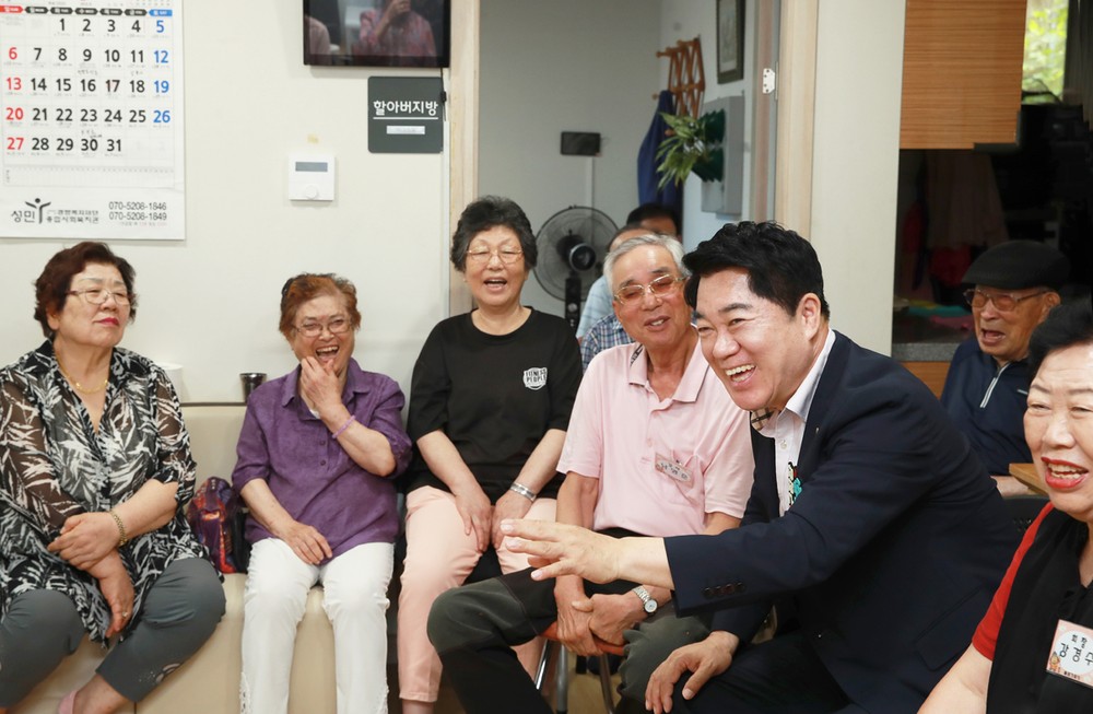 관악구, 경로당 115개소 돌며 에어컨 점검하고 어르신 안부 살핀다