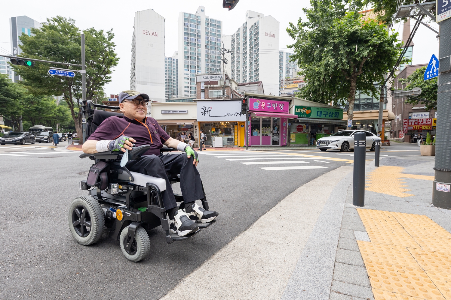 마포구, 횡단보도 247개소 ‘턱 낮춤’ 정비 완료…보행약자 이동권 강화