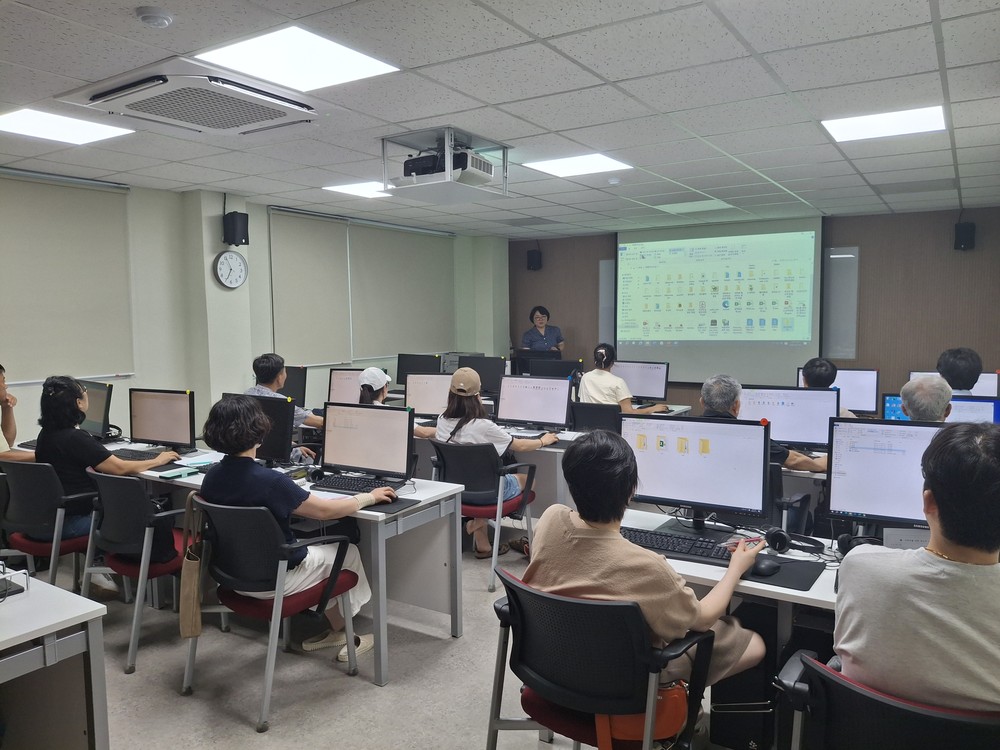 부안군 옹기종기 문화센터, 2025년 하반기 프로그램 개강
65세 이상 어르신 1과목 무료 수강 혜택 신설