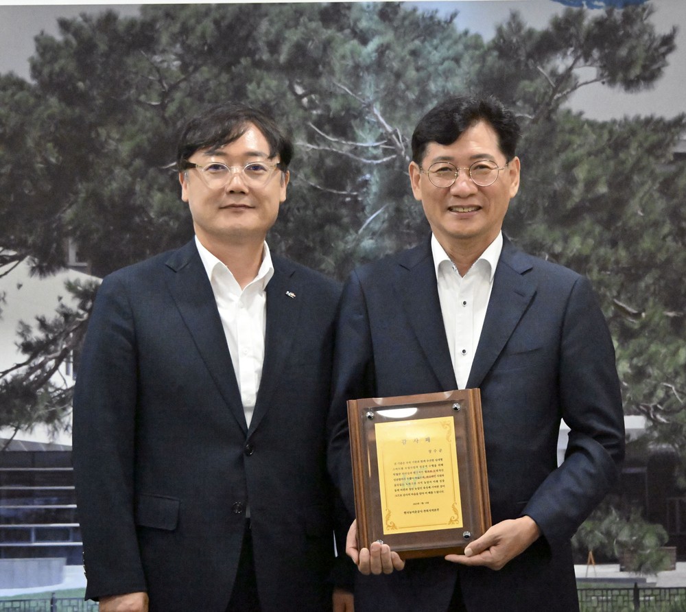 장수군-한국농어촌공사, 스마트팜 조성 협업 감사패 상호 전달