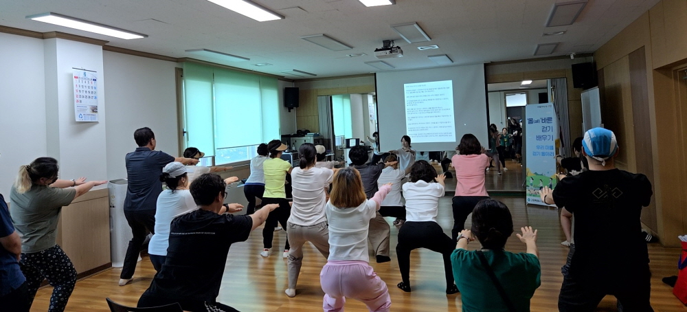 고양시 일산서구보건소, 걷기 전문 강사와 함께하는 맨발 걷기 운영