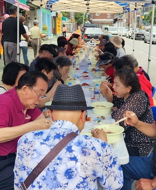 서대문구 북가좌2동 바르게살기위원회, 200여 명 어르신 삼계탕 대접