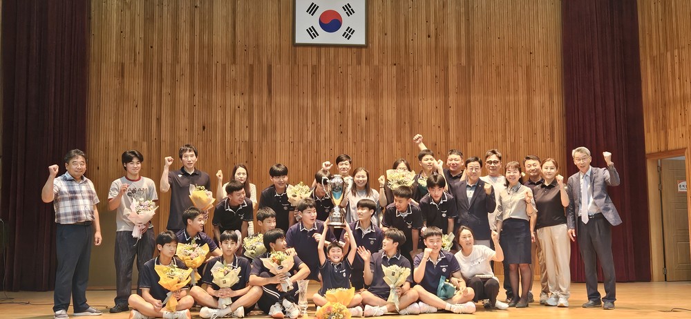 하동중학교 배구부 전국대회 첫 우승 달성