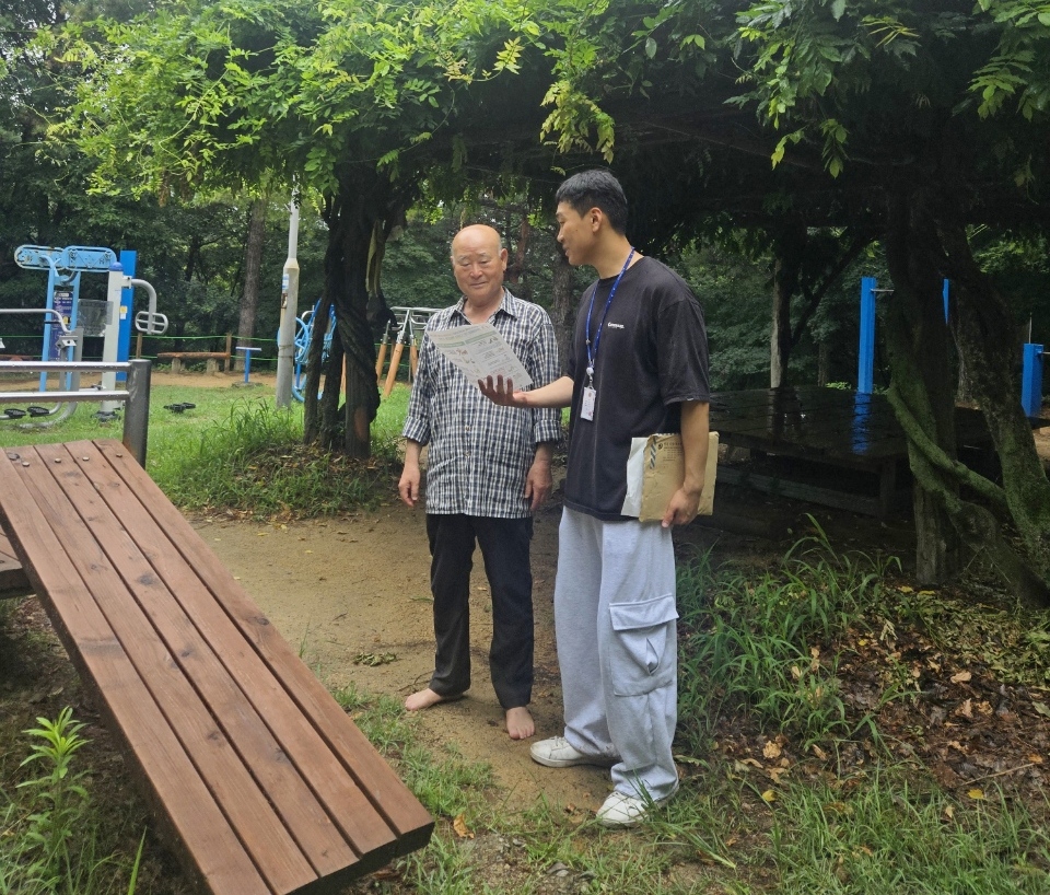 반려견 목줄·배변 안 하면 과태료…정읍시, 성황산서 집중 점검