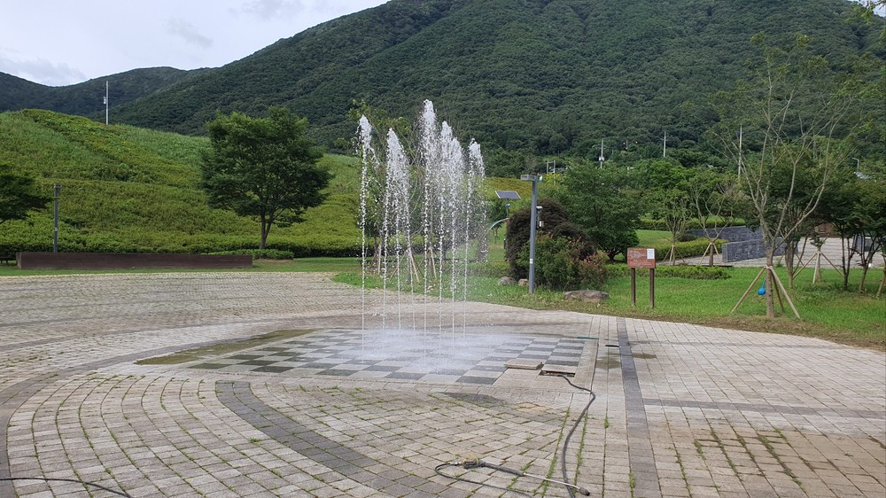 화순군, 동구리 호수공원 바닥분수 가동