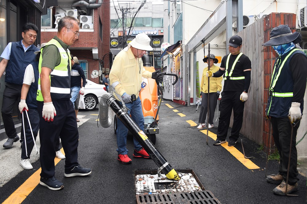 부산 동래구, 친환경 노면 진공청소기 도입…'깨끗한 동래, 안전한 동래' 조성