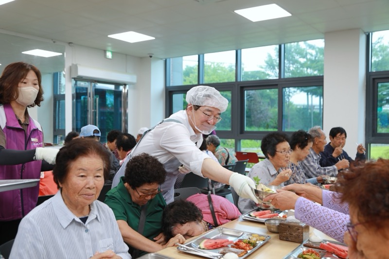 옥천군노인복지관, 지역 어르신 900여명에게‘초복맞이 보양식 삼계탕’제공