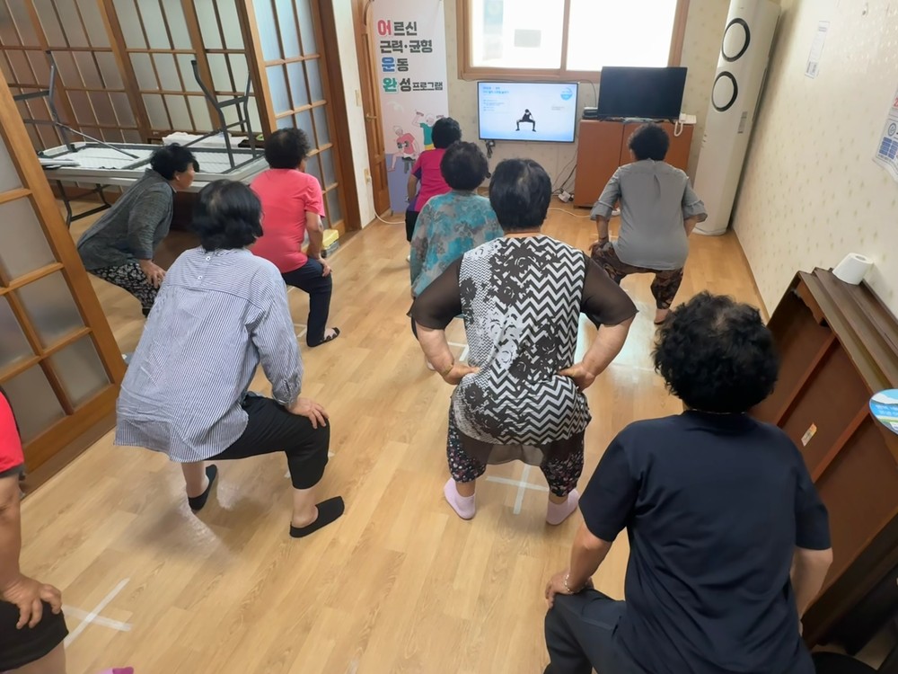 괴산군보건소, “어르신 근력·균형 운동 완성 프로그램” 운영