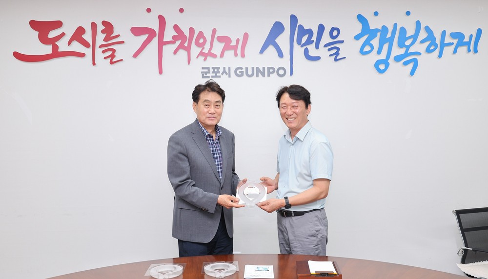 군포시, 환경공무직에 냉감목도리 전달로 온열질환 예방