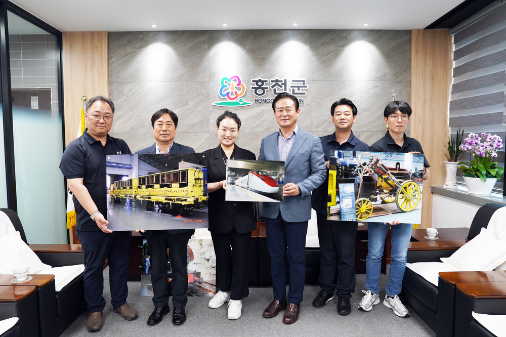 국가철도공단, “2025년 철도의 날 기념식 전시 사진” 홍천군 전달
