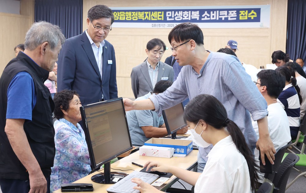 진병영 함양군수, 민생회복 소비쿠폰 발급 첫날 현장 찾아 주민 격려