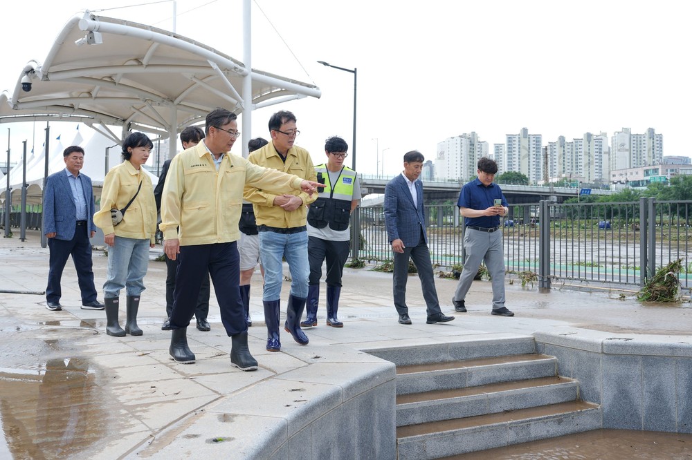 집중호우에 의한 하천 침수구간 긴급 점검 중인 류경기 중랑구청장과 관계자들의 모습