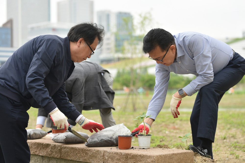 연수구, 제2청사 옆 녹색 자연 쉼터 ‘연못가 벤치’ 조성