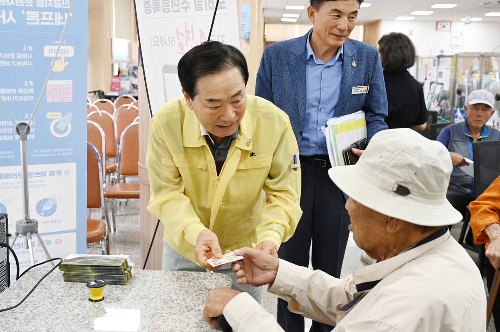 성낙인 창녕군수, 민생회복 소비쿠폰 지급 현장 점검
