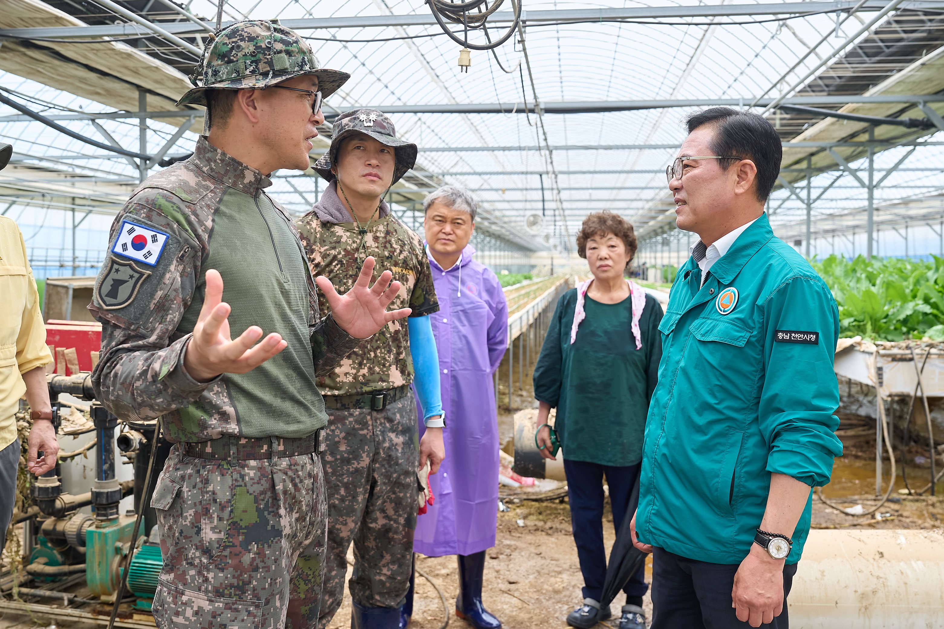 김석필 천안시장 권한대행, 풍세면 남관농장 응급복구 상황 점검 및 군 장병 격려