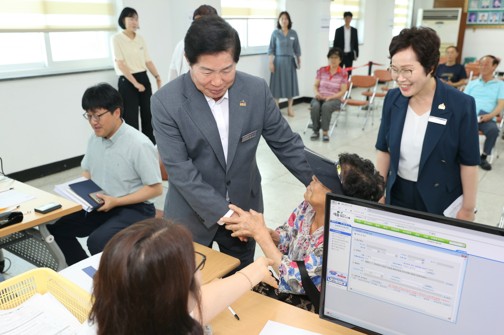 고흥군, 민생회복 소비쿠폰 지급 첫날, 군민 발걸음 이어져