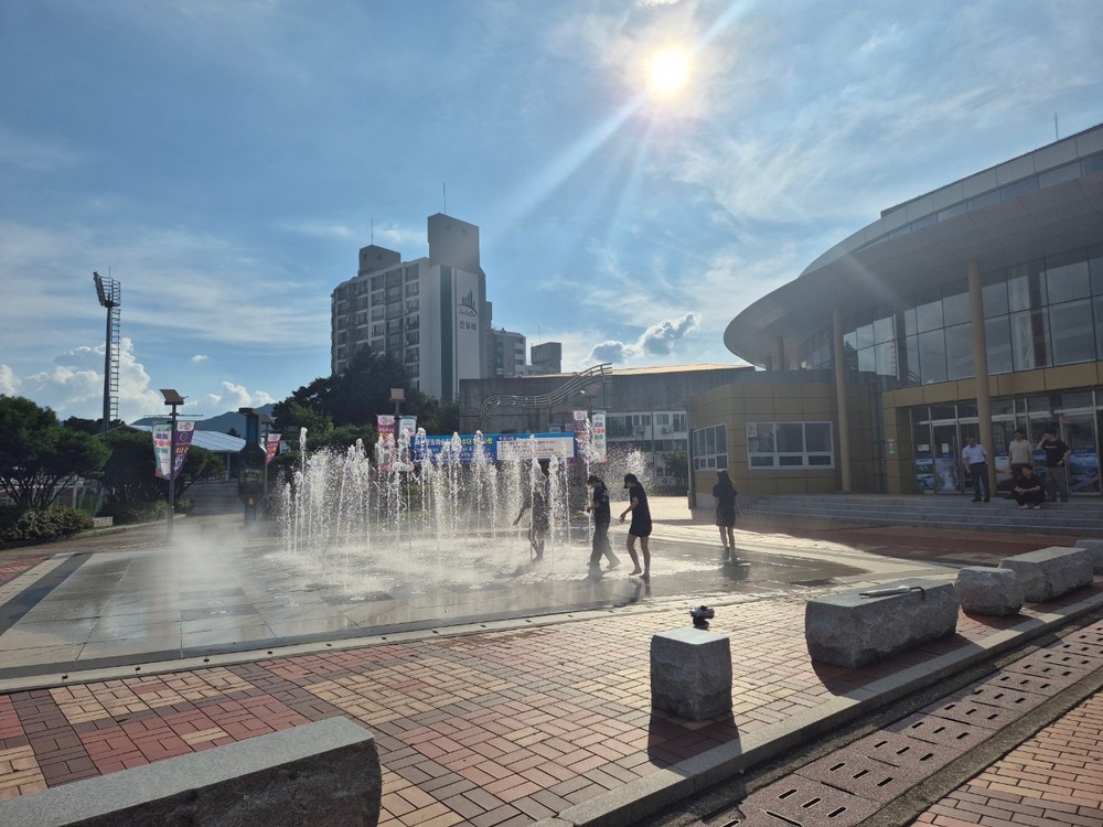 옥천문화예술회관, 여름철 분수대 본격 가동
