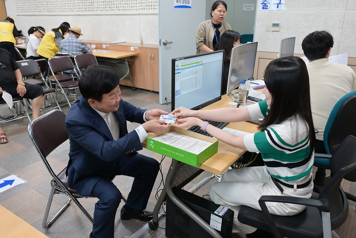 민생회복 소비쿠폰 지급 시작… 정기명 여수시장, 현장 점검 나서