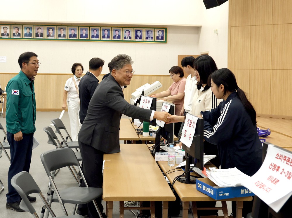 장세일 영광군수, 민생회복 소비쿠폰 신청 현장 찾아 관계자 격려