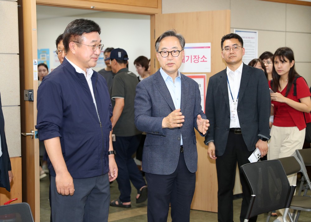 유성훈 금천구청장, 행정안전부 장관과 함께 소비쿠폰 지급 현장 살펴
