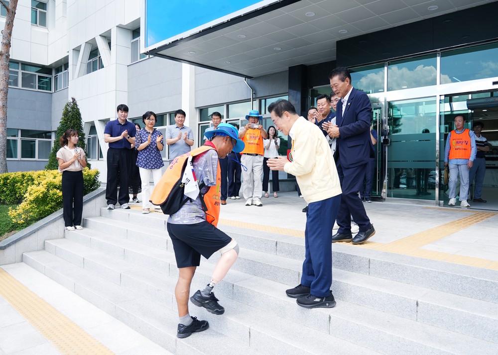 ‘왼발박사’ 이범식 교수, APEC 성공 기원 도보 종주 중 영천 방문