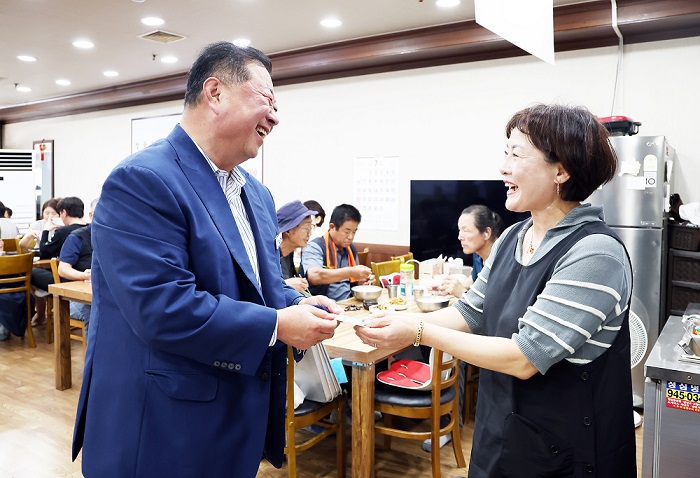김경일 파주시장, 문산자유시장에서 민생회복 소비쿠폰 사용 독려