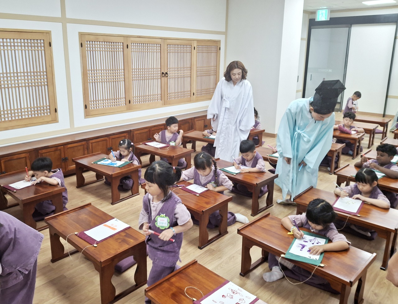 함안복합문학관, 전통문화 체험 확대‥ 아이들 웃음꽃‘활짝’