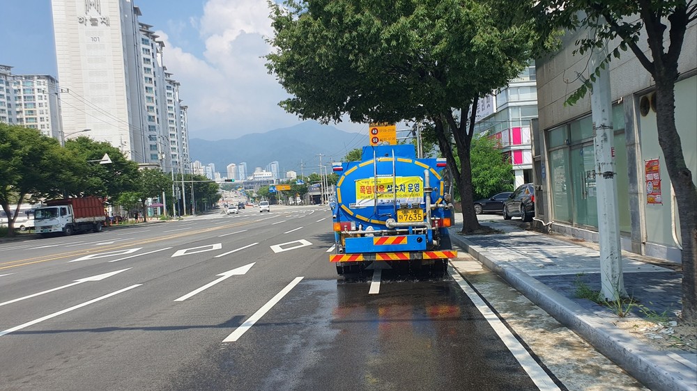 구미시, 도심 도로에 살수차 투입…폭염 대응 총력