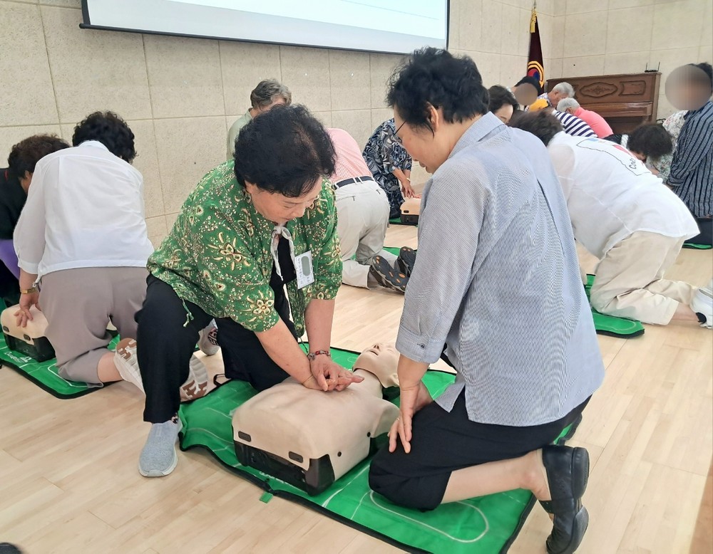 용인특례시 기흥구보건소, 노년층 대상 심폐소생술 교육