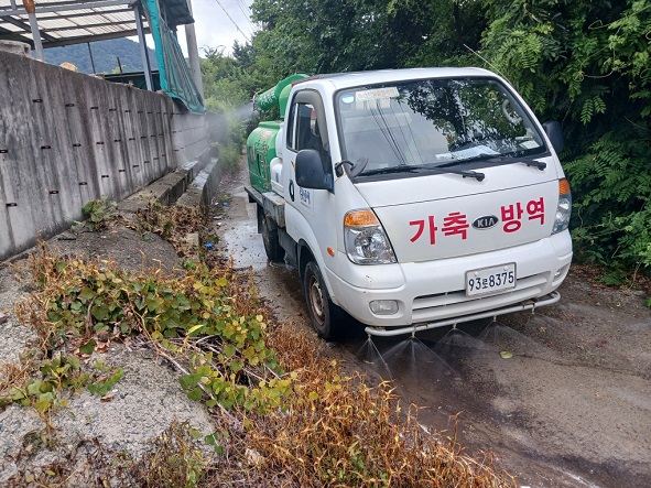 폭염에도 안전하게! 축사 주변 살수차 긴급 투입