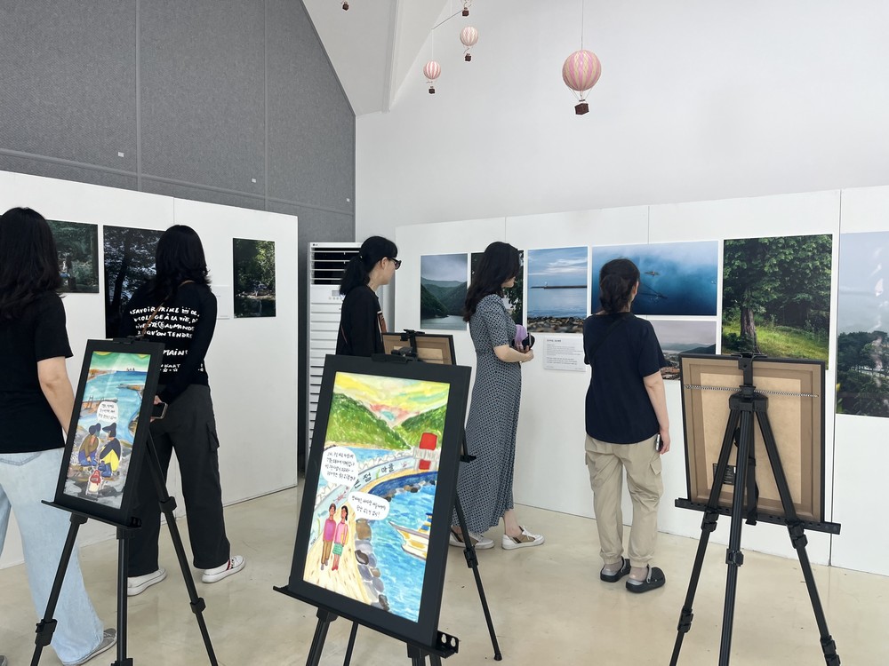 독일마을 여행라운지‘기록의 방’기획전시 성료
삼동권역 매력사진 30점과 민경희 작가 원화 5점 전시
“독일마을 뿐 아니라 삼동면 아름다운 장소 발견의 기쁨”