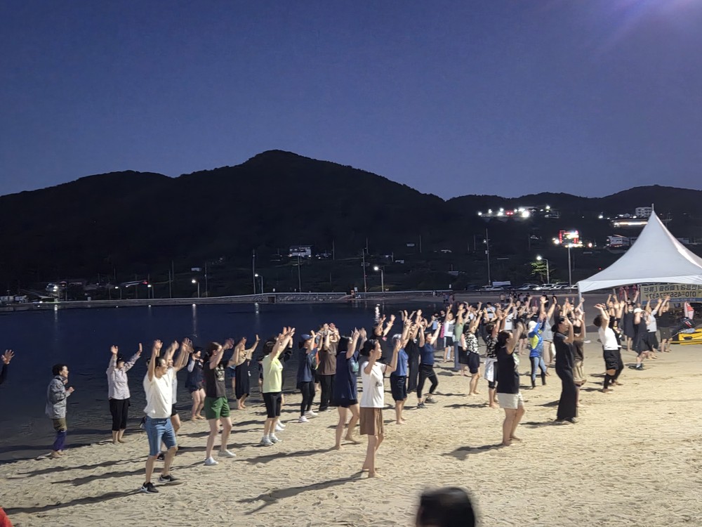 거제시, ‘사곡해수욕장 별빛해변운동교실’ 100명 이상 대규모 참여 속 성황리 진행
