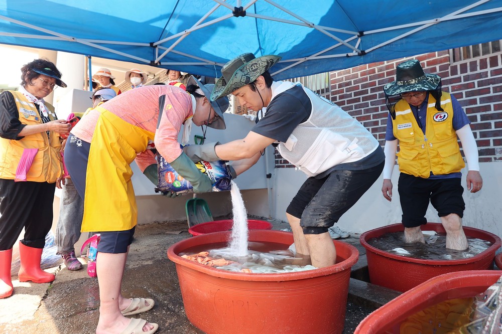 가평군 홍보대사 김동완, 수해 현장서 구슬땀