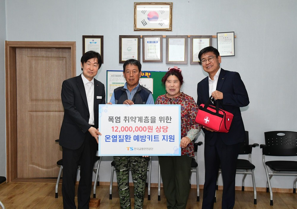 폭염 속에 피어난 동행, 함께 만들어낸 그늘