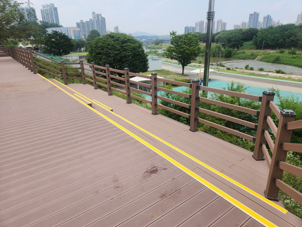 구리시, 왕숙천 제방 내 관망 산책로(데크) 조성사업 준공