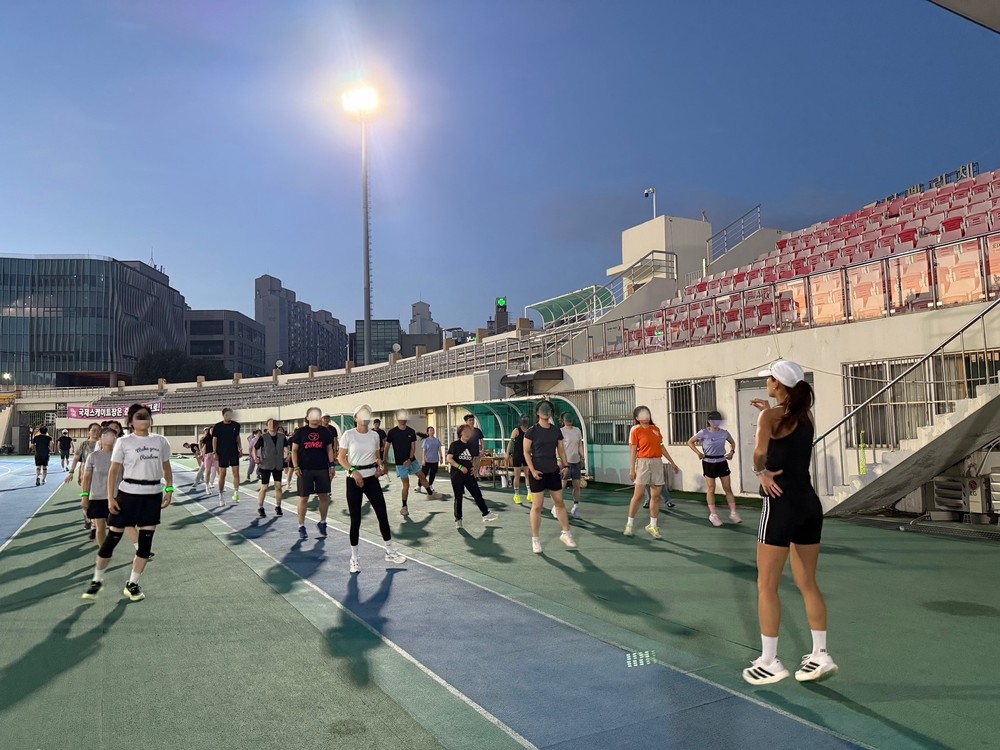김포시북부보건센터, 야간운동프로그램 선보여 시민들 큰 호응
이연진 코치 등 초청, 전문적이고 실용적인 러닝 지도에 인기
시민들 “야간에도 즐길 수 있는 운동 프로그램 반가워”