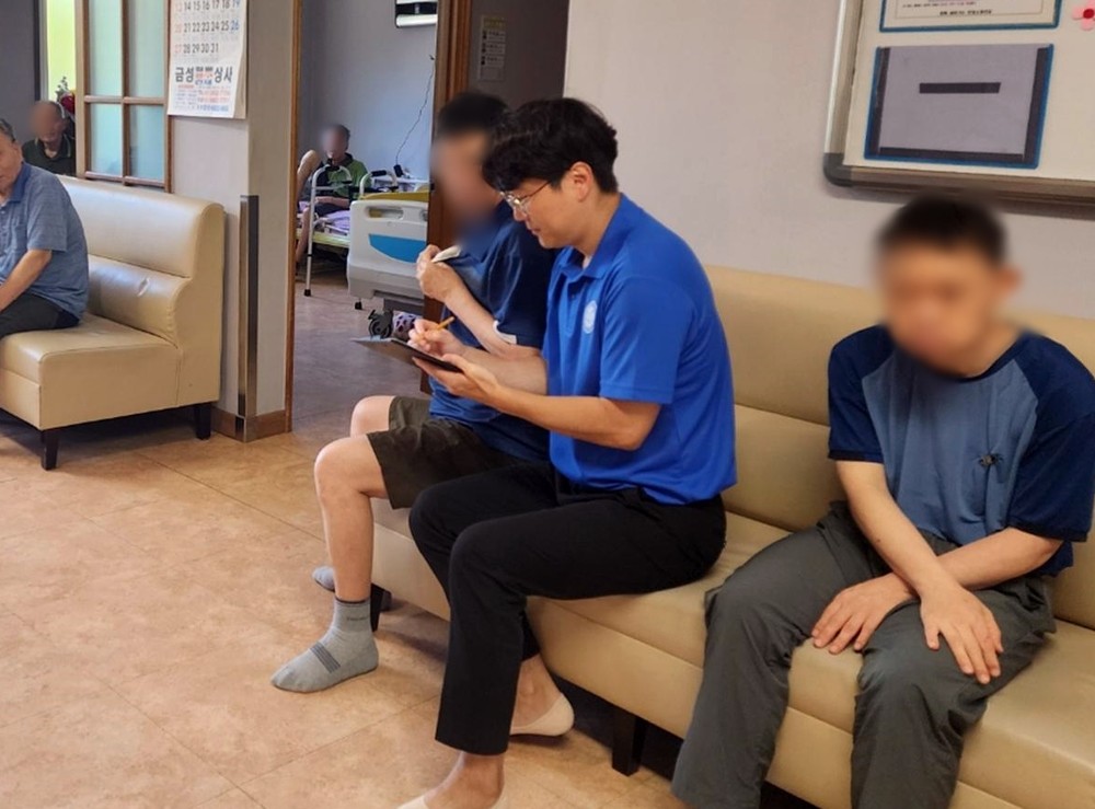 장흥군, 장애인 시설 찾아가는 민생회복소비쿠폰 접수