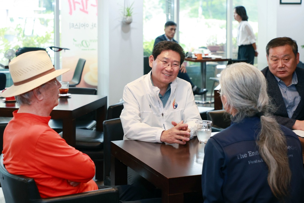 이상일 용인특례시장, 한택식물원 방문해 온실 등 시설 살펴보고 원장 등과 환담