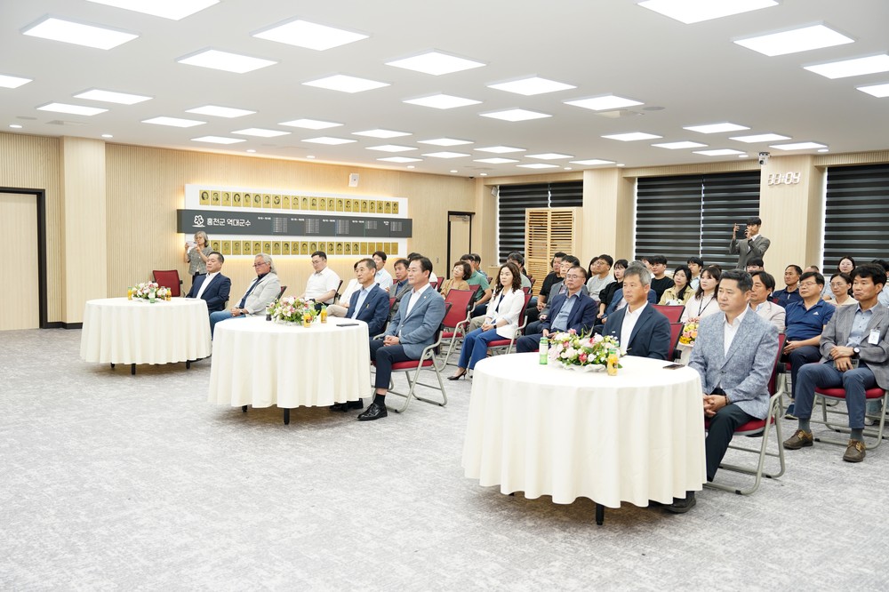 홍천군, 2025년 상반기 퇴직공무원 정부포상 및 공로패 수여식 개최