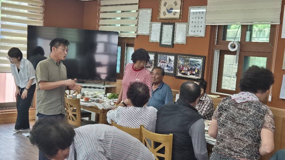 유달동, 섬마을에 간 민생회복 소비쿠폰…“배 타고 찾아왔어요!”