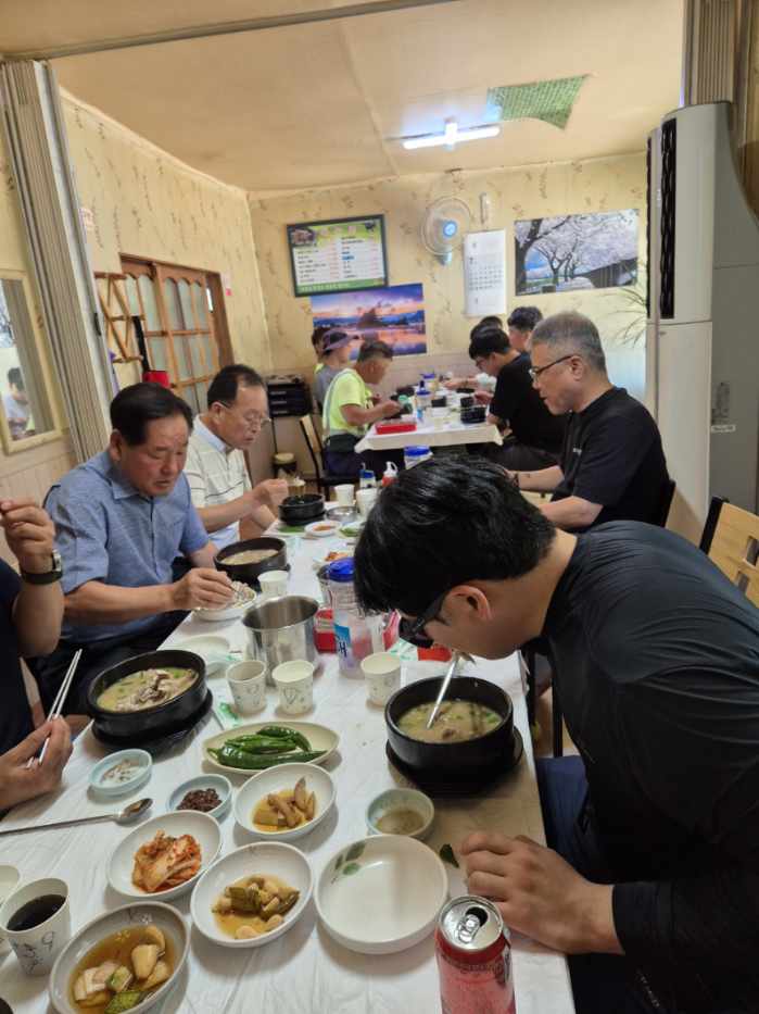 매포읍 단체들, 환경미화원 및 직원에 사랑의 점심 대접
